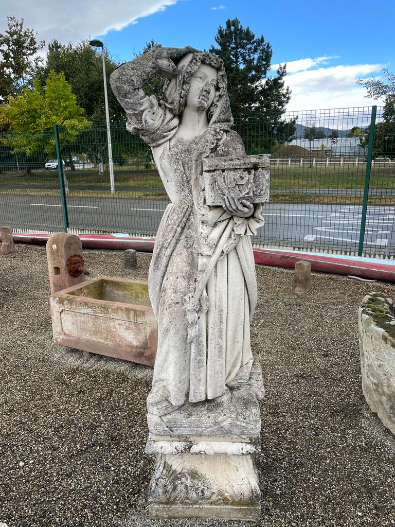 Deux Statues de jardin en pierre reconstituée représentant une scène de commerce