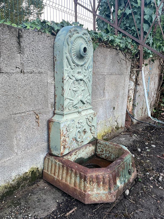 Fontaine à eau murale en fonte