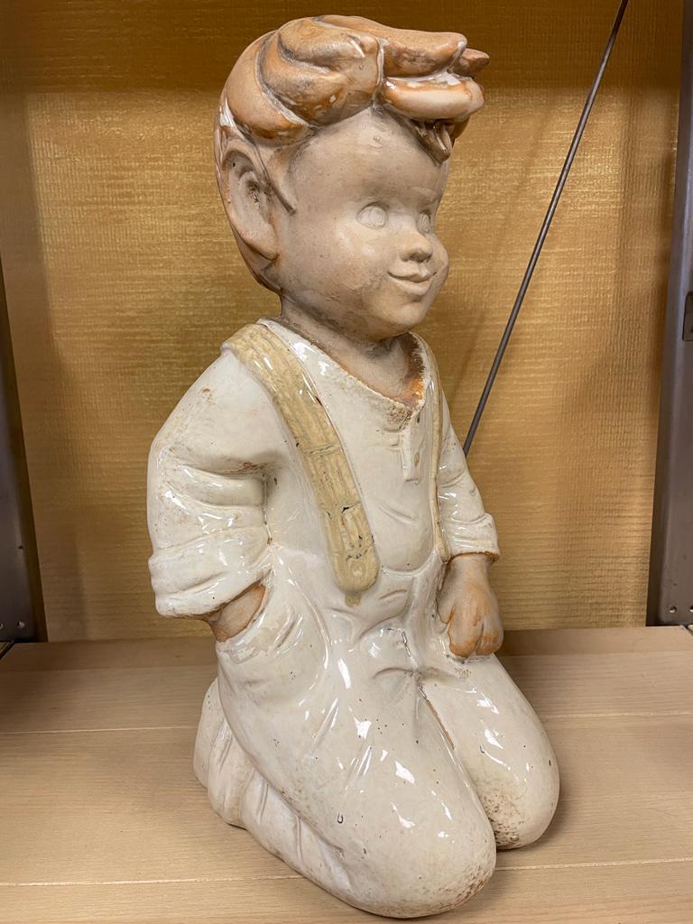 Statue "Enfant d'antan à genou"
