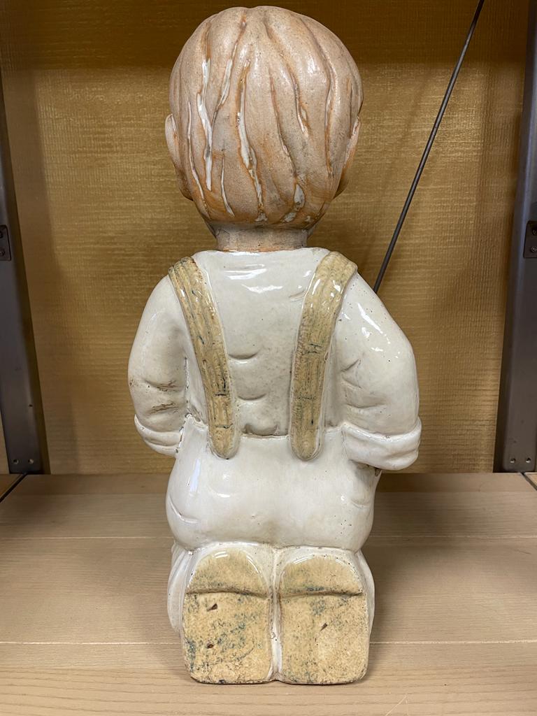Statue "Enfant d'antan à genou"