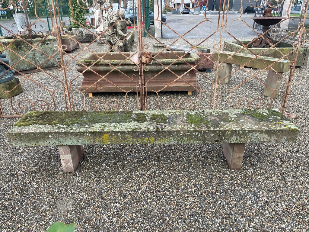 Banc rustique de jardin en vieille pierre patinée