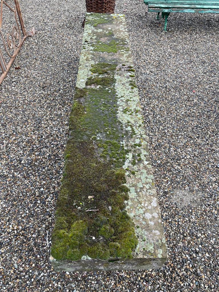 Banc rustique de jardin en vieille pierre patinée